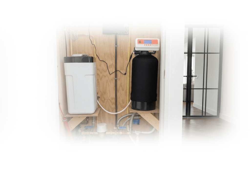 impressie foto van een installatie van een waterontharder geplaatst door simple water